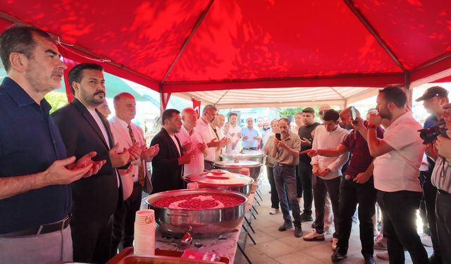 İncirliova Belediyesi binlerce kişiye aşure dağıttı