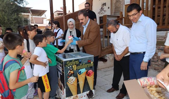 Karacasu’da Kur’an kursu öğrencilerine sürpriz! Kaymakam Battal ve eşinden yaz sıcağında serinletici jest