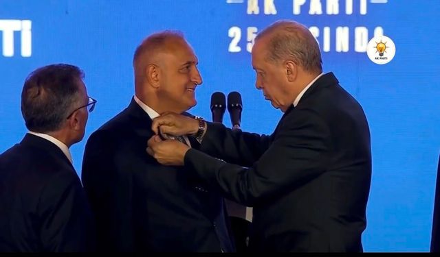 Aydın Milletvekili Ömer Karakaş AK Parti’ye katıldı! Rozeti Erdoğan taktı