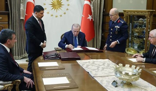 Cumhurbaşkanı YAŞ kararlarını imzaladı: FB maçında F16 uçuran komutan emekli edildi