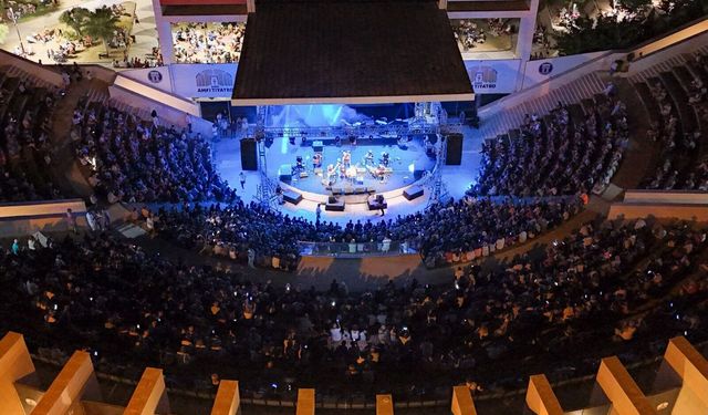 Didim’de Musa Eroğlu ve Ender Balkır’dan müzik dolu gece