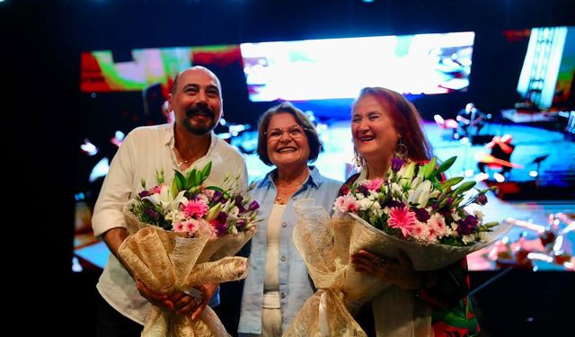 Didim’de türkü dolu gece: Sabahat Akkiraz ve Hüseyin Uğurlu müzik ziyafeti yaşattı