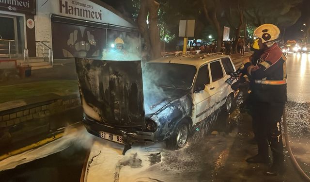 Aydın’da korkutan araç yangını! Bulvar üzerindeki araç cayır cayır yandı
