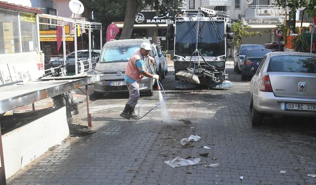 Kuşadası’nda tatil sezonu mesaisi! Ekipler ilçeyi gece gündüz temizliyor