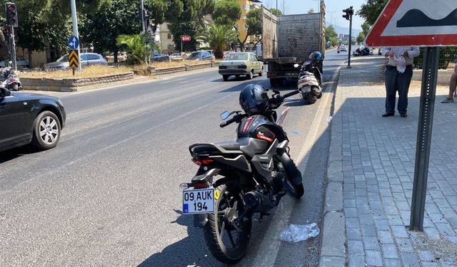 Nazilli'de feci kaza: Kamyonetin altında kalan motosikletli ağır yaralandı