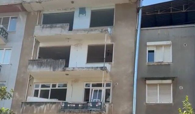 Nazilli’de kentsel dönüşüm çalışmasındaki yıkım yöntemi dikkat çekti! Dev iş makinası 5 katlı binanın tepesine çıkarıldı