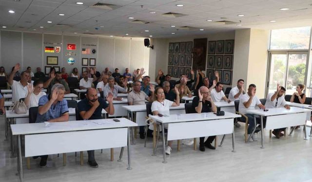 Söke Belediye Meclisi’nde dengeleri değiştiren karar! 8 CHP’li meclis üyesi YENİ Parti’ye katıldı