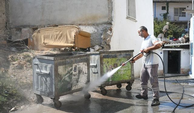 Yaz sezonu Kuşadası’nı hareketlendirdi! Ekipler temizlik için seferber edildi