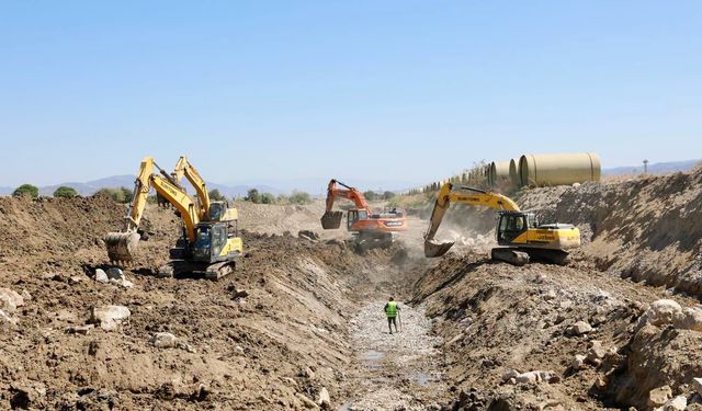 Aydın’ın iki ilçesi modern sulamayla buluşuyor: Dev boruların montajı sürüyor!